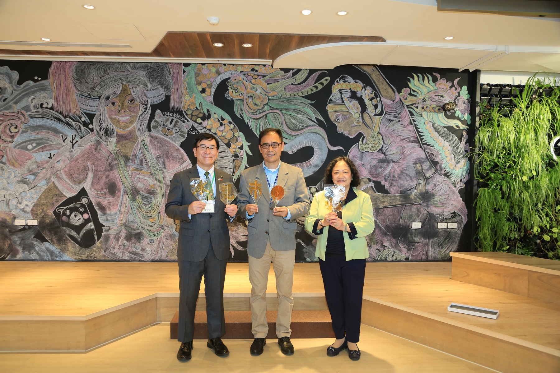 NSYSU presented "sugar painting." From the left to the right are: the mayor of Himi City Masayuki Hayashi, Dean Hong-Zen Wang, and Associate Dean Virginia Shen of NSYSU Si Wan College