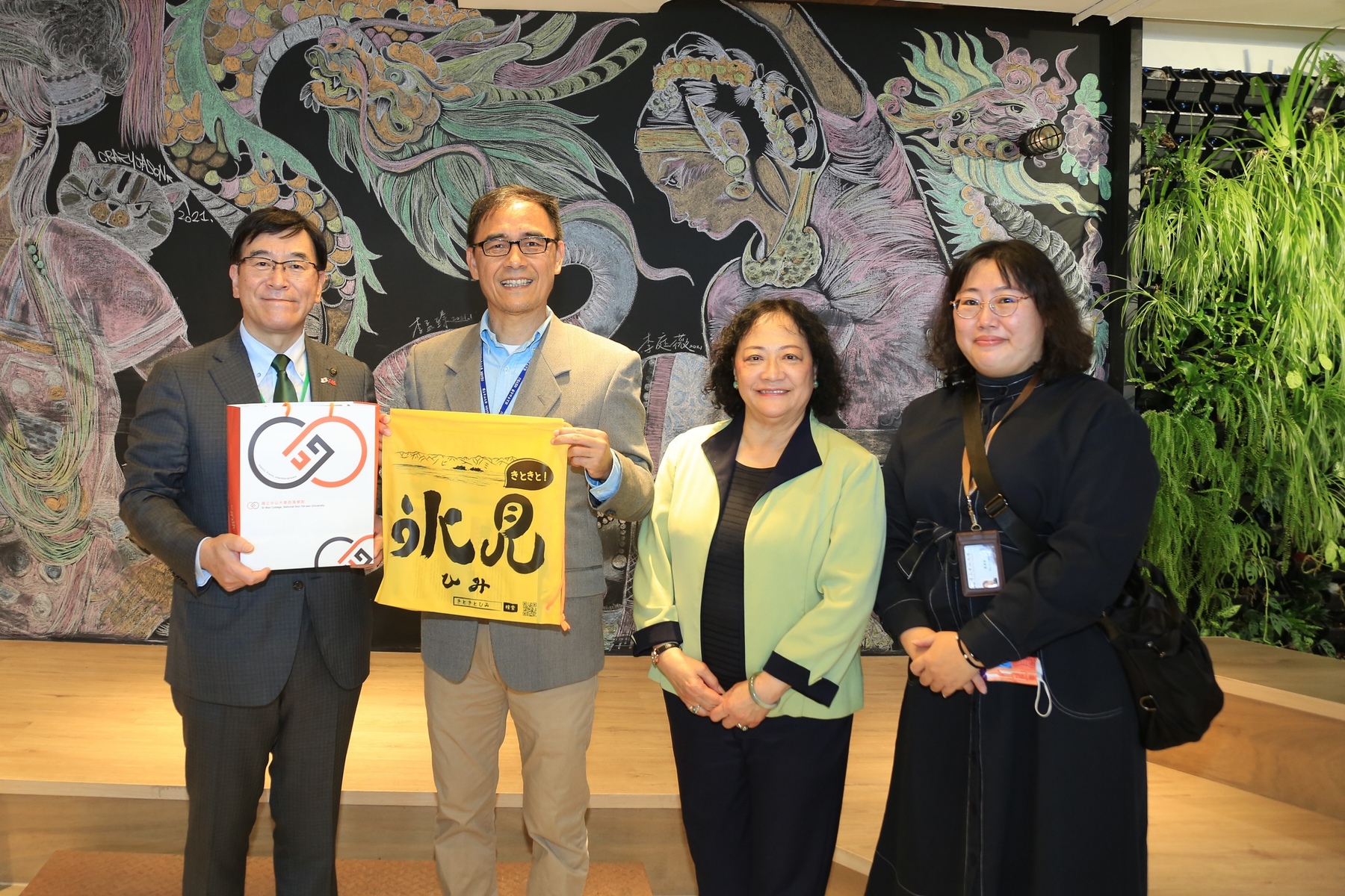 The two sides exchanged souvenirs. From the left to the right are: the mayor of Himi City Masayuki Hayashi, Dean Hong-Zen Wang, Associate Dean Virginia Shen, and Assistant Professor Yi-Shin Wu of NSYSU Si Wan College