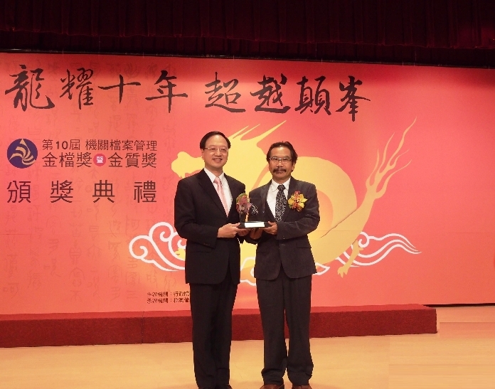 總務長李賢華代表受頒金檔獎圖片