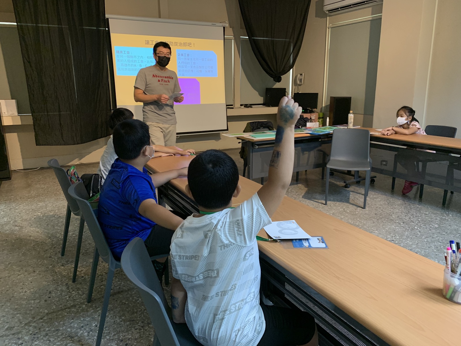 The camp included three items: workers’ stories, Tanjiro’s labor union, and DIY labor union flag workshop. The lecturers, through vintage photos, interesting comic books, and quizzes led the children to learn about the different industries and their workers that are closely related to the development of the local community. (Photo provided by Kaohsiung Museum of Labor)