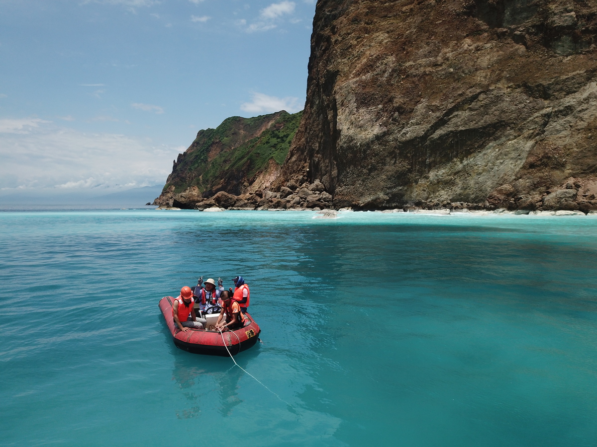 The milk-colored sea around Gueishan Island has recently attracted lots of tourists / Photo by Islander Divers