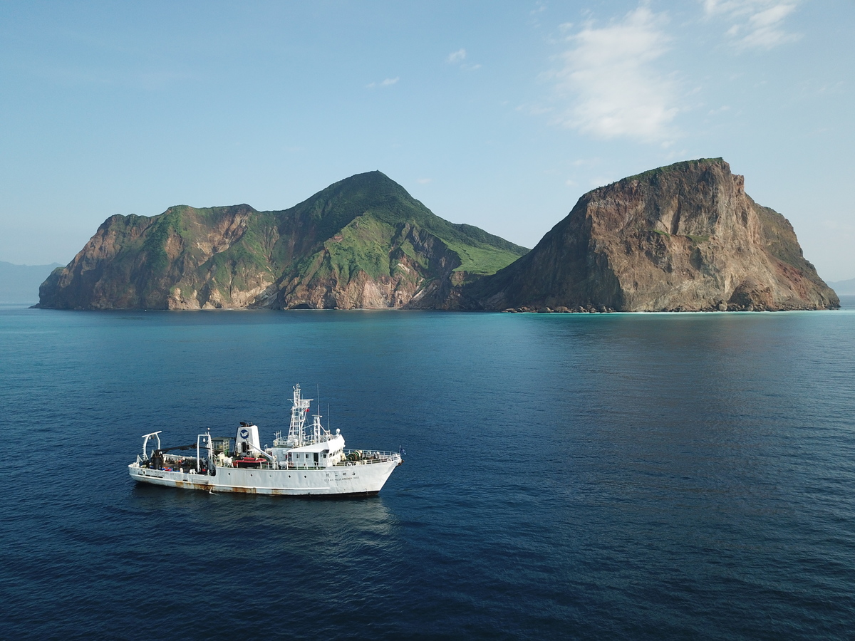 The milk-colored sea around Gueishan Island has recently attracted lots of tourists / Photo by Islander Divers