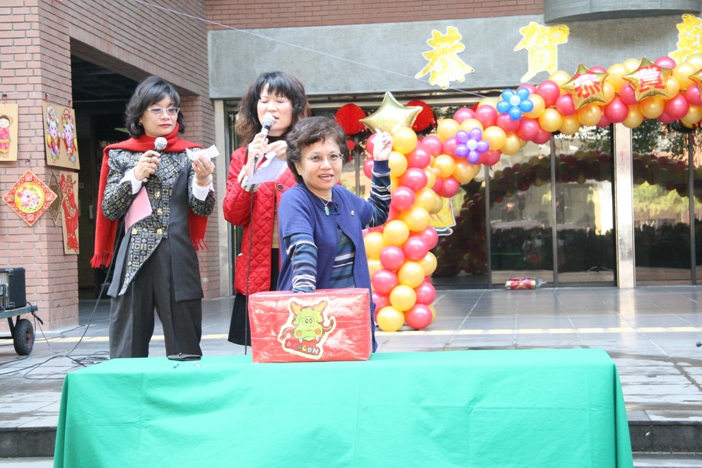 學務長蔡秀芬抽出幸運兒圖片