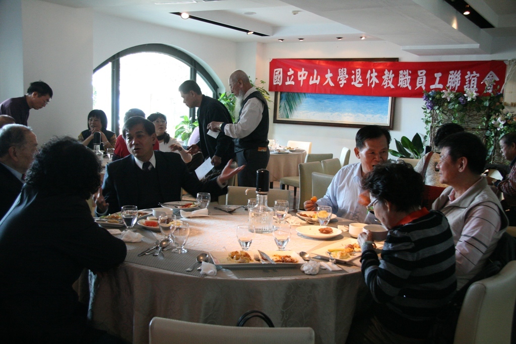 校長與退休人員敘舊圖片