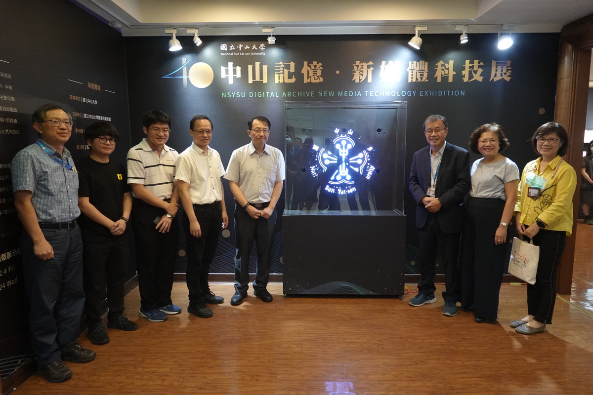 NSYSU Digital Archive New Media Technology Exhibition was solemnly inaugurated in November. From the left is the Director of the Institute of Economics Ching-Nun Lee, a contractor, Associate Vice President of OLIS You-Chiun Wang, Dean of the College of Engineering Chun-I Fan, OLIS Vice President Wei-Kuang Lai, President Ying-Yao Cheng, Senior Vice President Shiow-Fon Tsay, and Vice President for Student Affairs Ching-Li Yang.