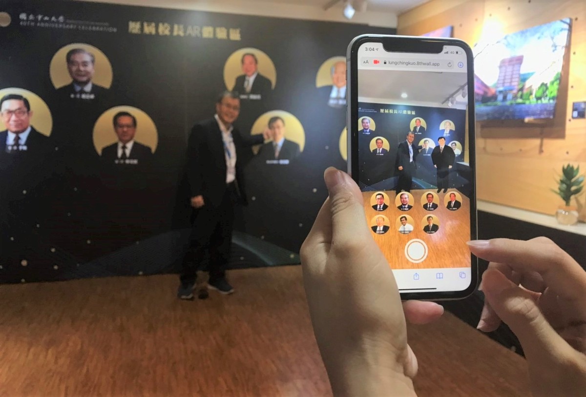 Throughout the Exhibition, the visitors can download an app and appreciate the photographs and caricatures of every president of the University.