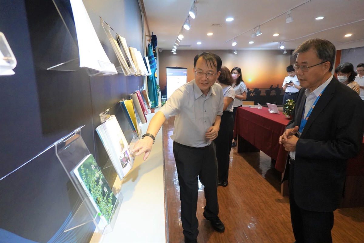 OLIS Vice President Wei-Kuang Lai presents the University’s publications. On the right is President Ying-Yao Cheng.