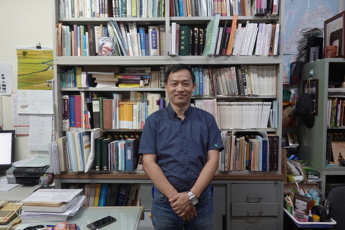 Professor of the Institute of Philosophy and the Center for General Education Kin-Tung YitImage