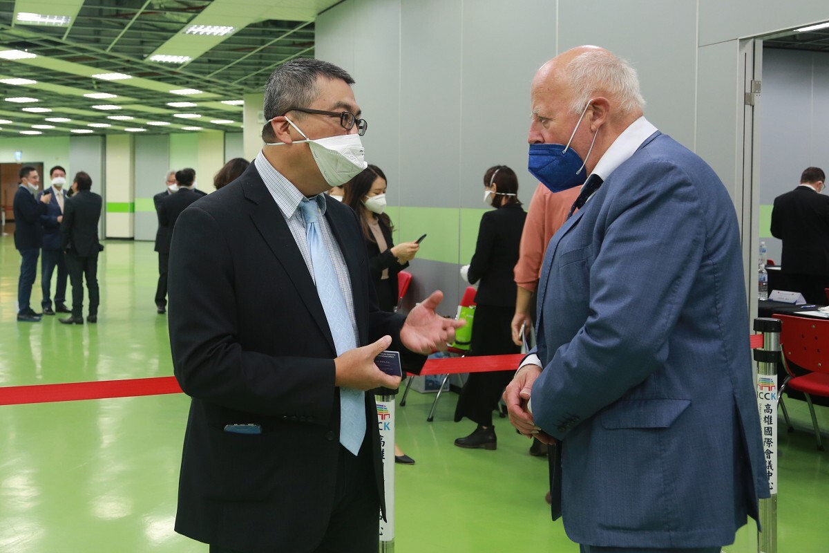 NSYSU offers scholarships for ten Slovakian students for doctoral studies. NSYSU Vice President for International Affairs Dr. Chih-Wen Kuo (left) with Professor Daniel Donoval (right), the Director of the Institute of Electronics and Photonics of the Slovak University of Technology in Bratislava at the Kaohsiung Investment and Enterprise Exchange Seminar.