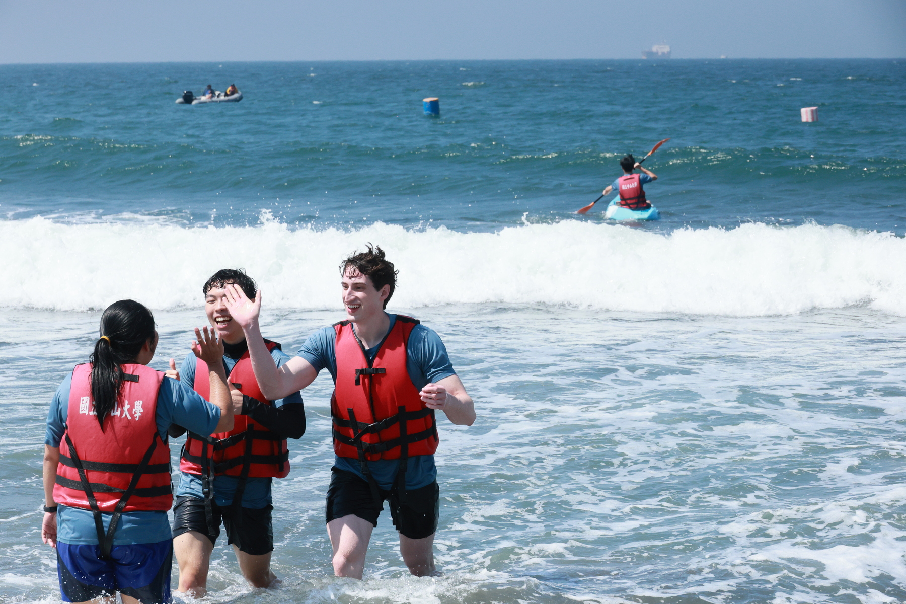 Canoeing experience at Sizihwan Bay.Image