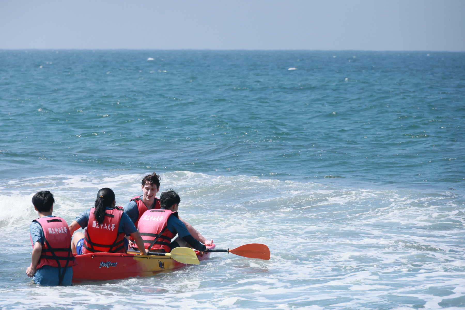 Canoeing experience at Sizihwan Bay.Image