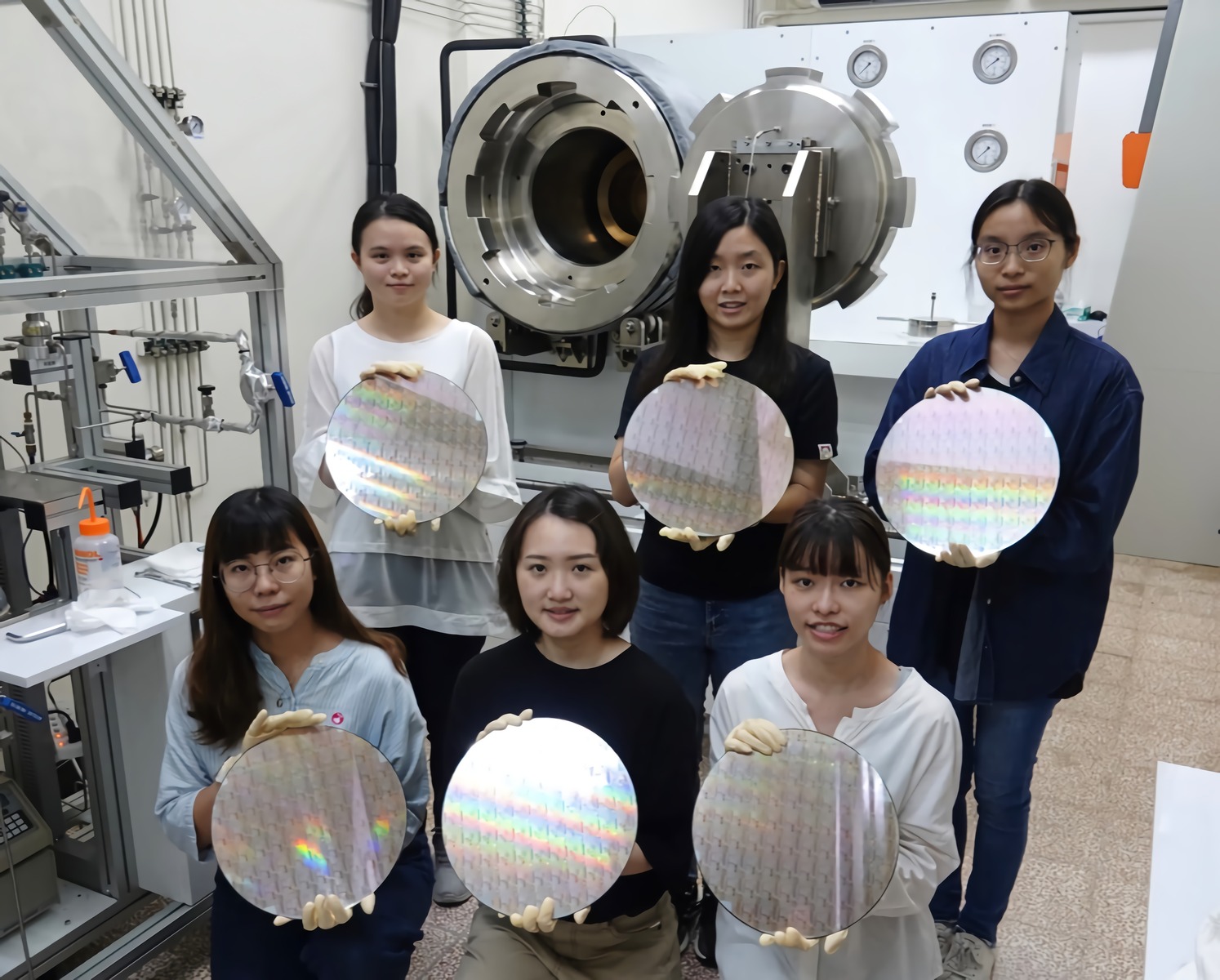 NSYSU’s original Supercritical Fluid Technology is proved to be applicable to the 12-inch chip wafer and its machine