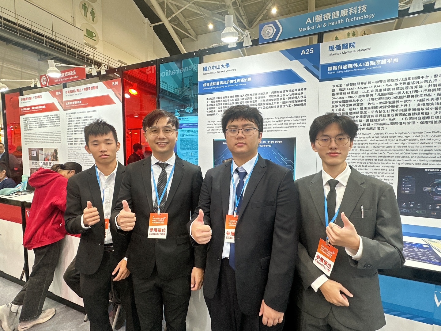 Assistant Professor Jian-Xing Wu (second from left) of NSYSU's Department of Biomedical Science and Technology introduces the award-winning research at the InnoZone innovation technology exhibition together with student team members Ju-Jui Chang (left), Hsing-Yu Chou (right), and Yen-Yi Chen (second from right).Image