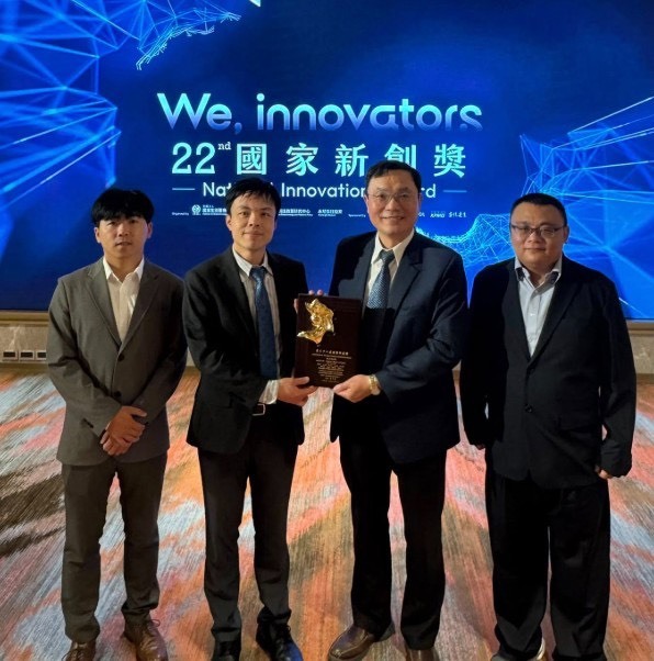 Chair Professor Tsung-Hsien Lin (second from left) of NSYSU's Department of Photonics and Dr. Li-Min Chang (left) collaborated with attending physician Yur-Ren Kuo (second from right) and Dr. Keng-Fan Liu (right) of the Division of Plastic Surgery at Kaohsiung Medical University Chung-Ho Memorial Hospital to develop the "smart ICG fluorescence imaging monitoring system," which received the 2025 National Innovation Award.Image