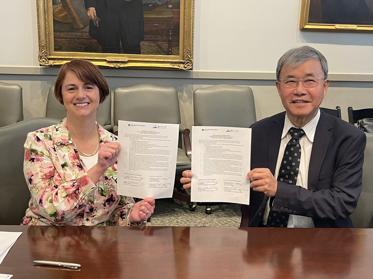 Case Western Reserve University's Provost and Executive Vice President, Joy Ward, signs MOU with President Ying-Yao Cheng