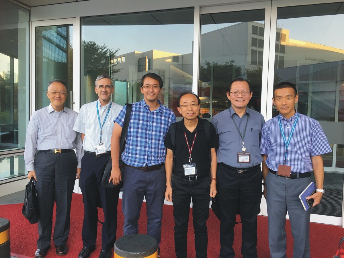 TSMC invited Assistant Professor Kuei-Lin Chiu (third on the left) of the Department of Physics at NSYSU to give a speech. Fourth on the left is Vice President for Corporate Research H.-S. Philip Wong.