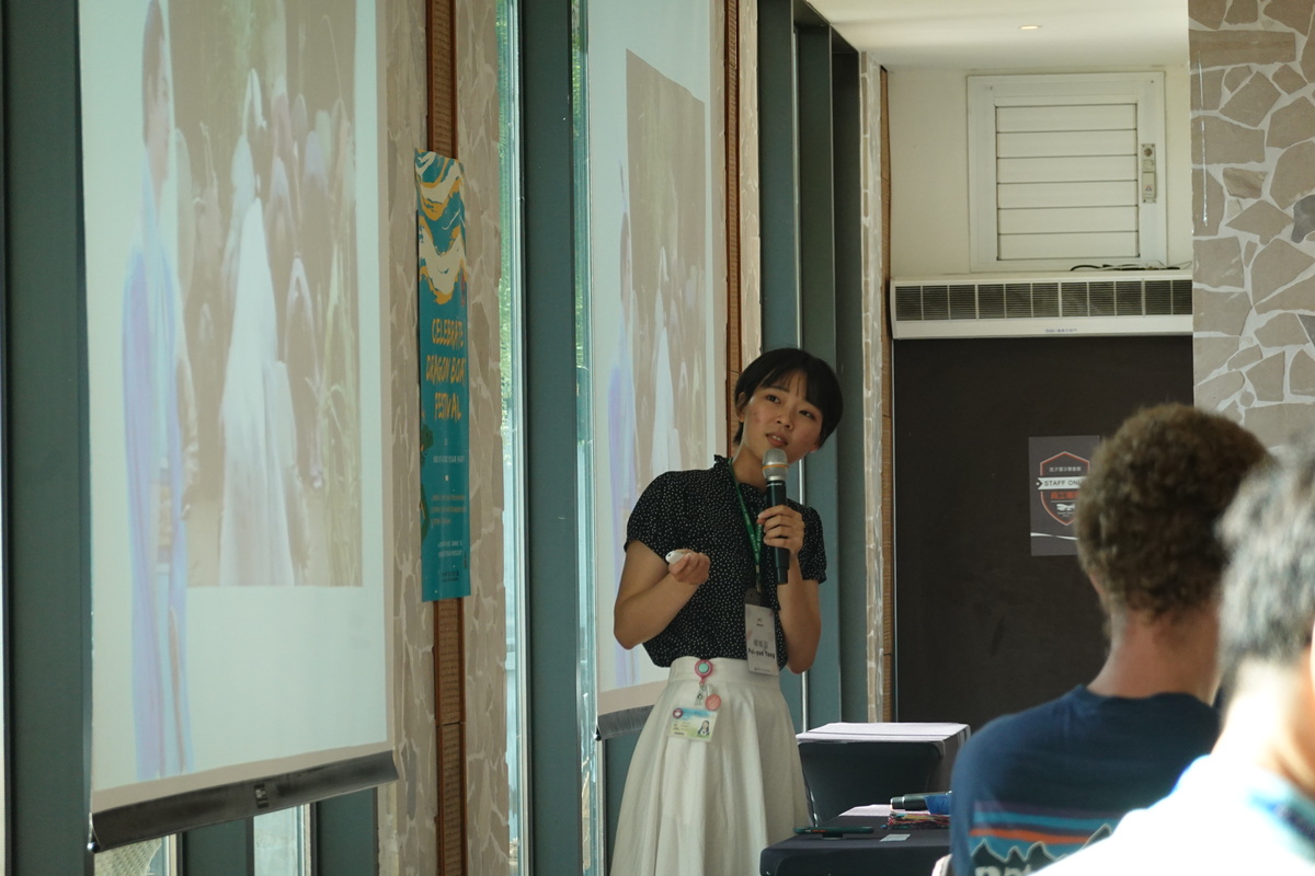Pei-Yun Yang, Chinese language teacher of the Chinese Language Center at NSYSU explained the origin of the celebrations of the Dragon Boat Festival and showed how to make fragrant sachets.Image