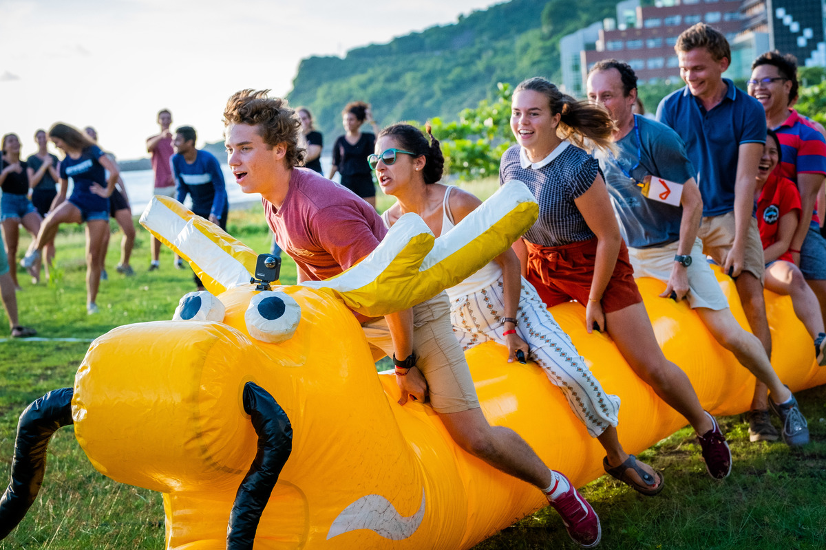 Inflatable dragon boat race / Photo provided by OIA