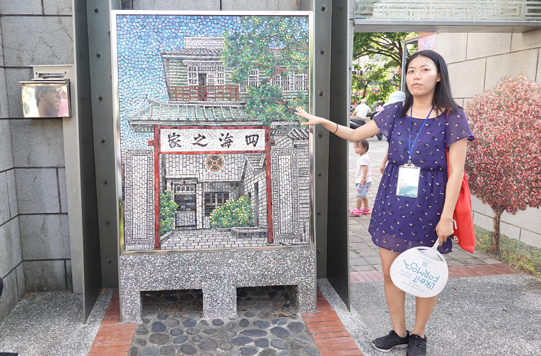 The mosaic depicts the already nonexistent Hotel All in One, where sailors would stay before getting on their ships.