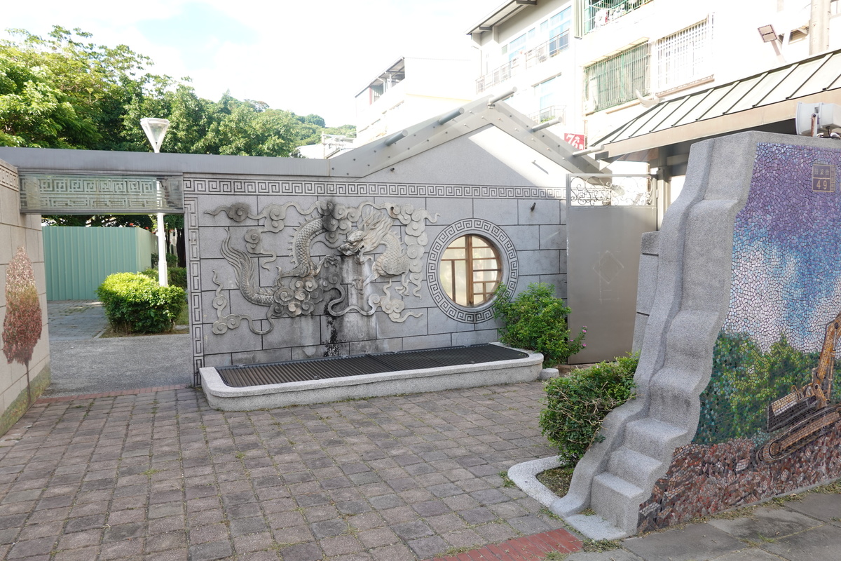 Hotel All in One was torn down overnight without prior notice in 2005 and only its gate remained, with a commemorative mosaic and a circle window featuring the character ’福’ – ‘fortune’, meant to bring good luck to those who leave the hotel to get on the ship.