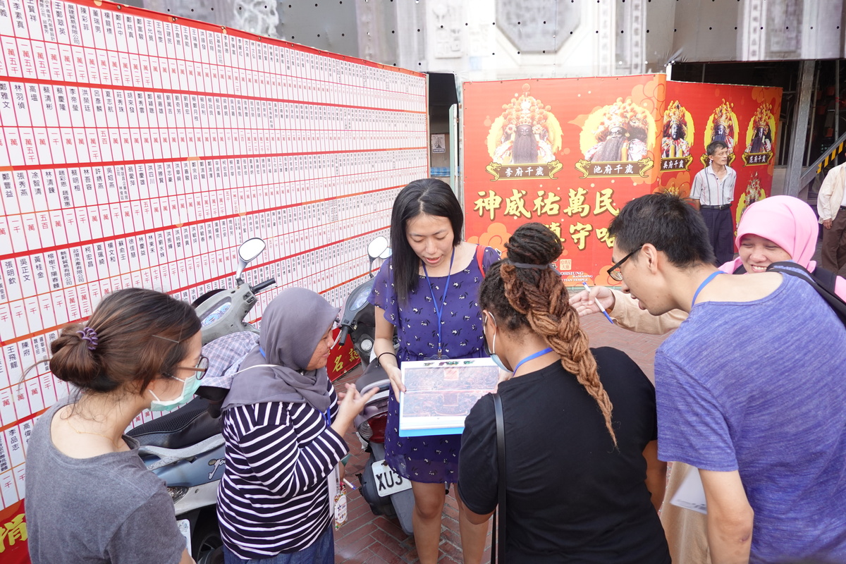 During the visit to Gushan Daitian Temple, the students learned about religious customs and architectural elements of temples in Taiwan.