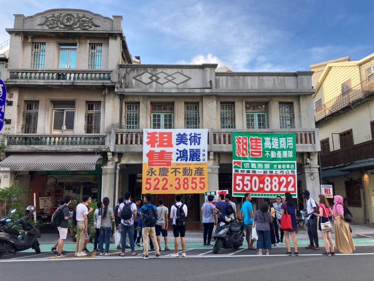 The well-preserved Residence of Hsu Family, located on Binhai 1st Road, incorporates new architectural elements, such as balconies and verandas, and new materials, introduced by Japanese architects that in later decades became very popular in Taiwan.