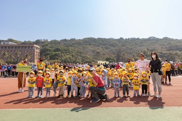 President Ying-Yao Cheng especially gave each child a unique NSYSU "Dream Bear"