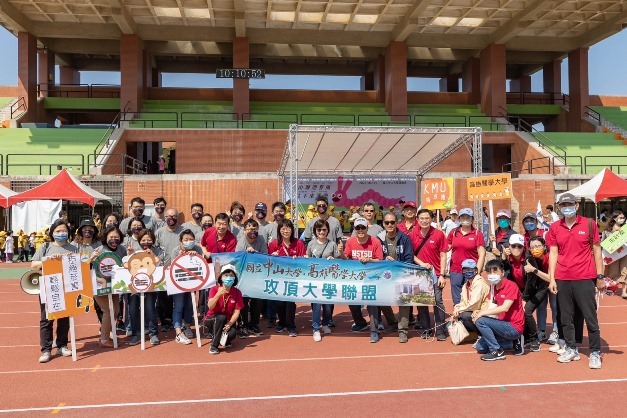 Group photo of the Office of Student Affairs of NSYSU and Kaohsiung Medical University