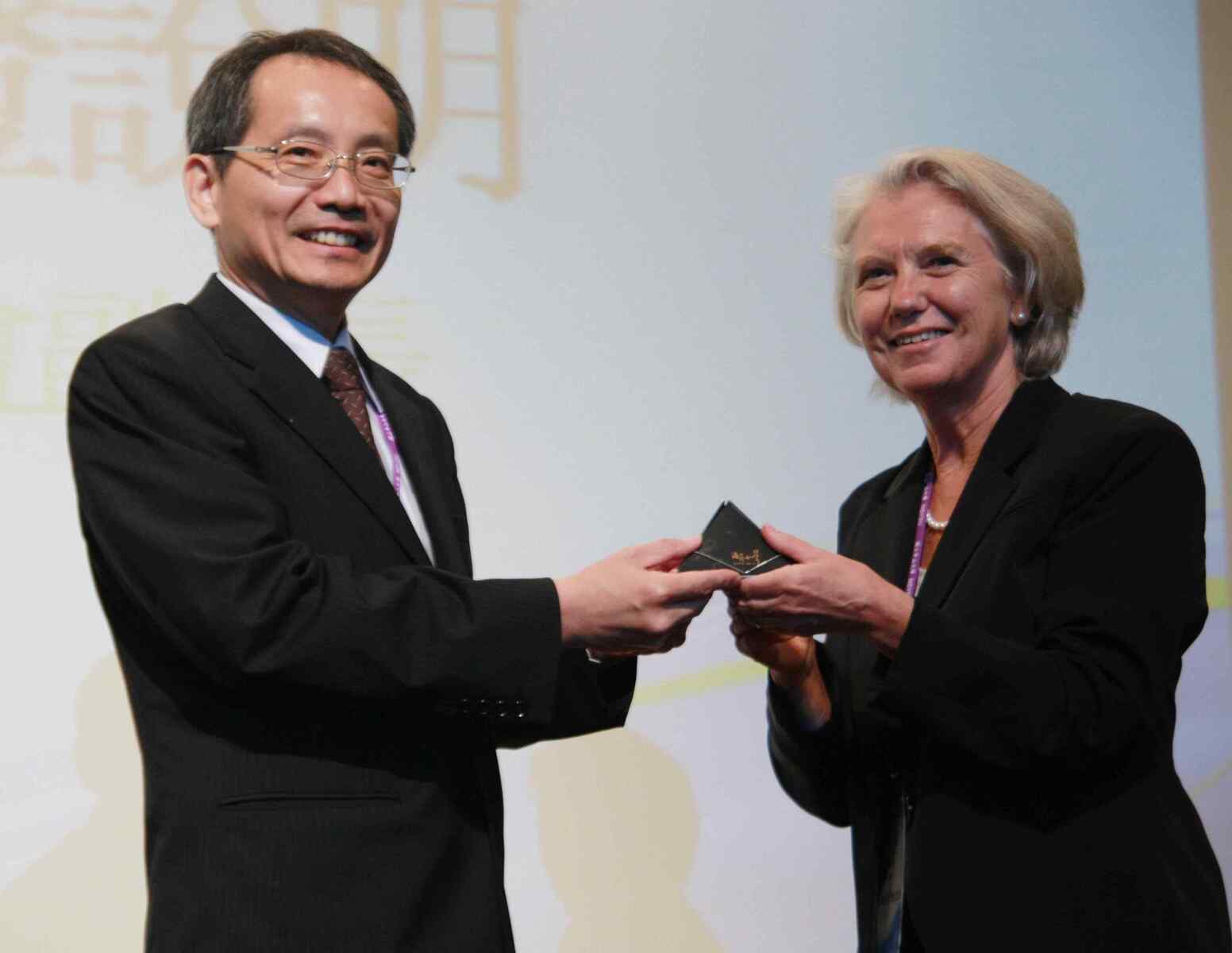 中山大學管理學院院長吳仁和（左）致贈Eileen Peacock副會長孔雀之珠圖片