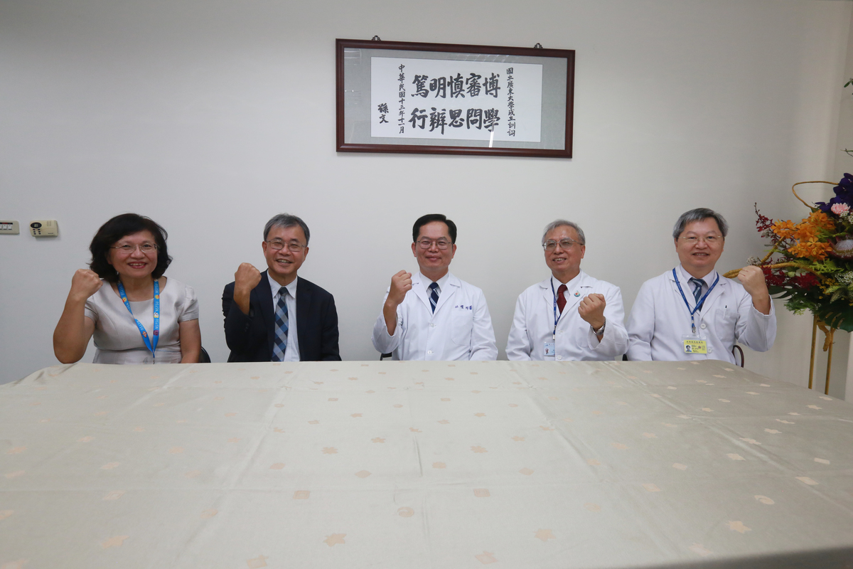 NSYSU, in cooperation with KSVGH, applied for the establishment of the College of Medicine to cultivate erudite, inquisitive, deliberative, discerning, and persistent professionals, in line with the University’s motto. From the left are NSYSU Senior Vice President Shiow-Fon Tsay, NSYSU President Ying-Yao Cheng, Superintendent of KSVGH Yaoh-Shiang Lin, Director of the Provisional Office of the School of Post-Baccalaureate Medicine Shaw-Yeu Jeng, and KSVGH Vice Superintendent for teaching Yao-Shen Chen.