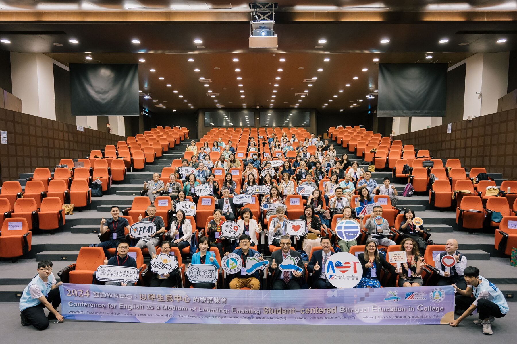 National Sun Yat-sen University (NSYSU) hosted the bilingual education forum "Conference for English as a Medium of Learning: Enabling Student-centered Bilingual Education in College" in collaboration with the American Institute in Taiwan (AIT), nearly a hundred experts and scholars from domestically and abroad participated in the grand event.