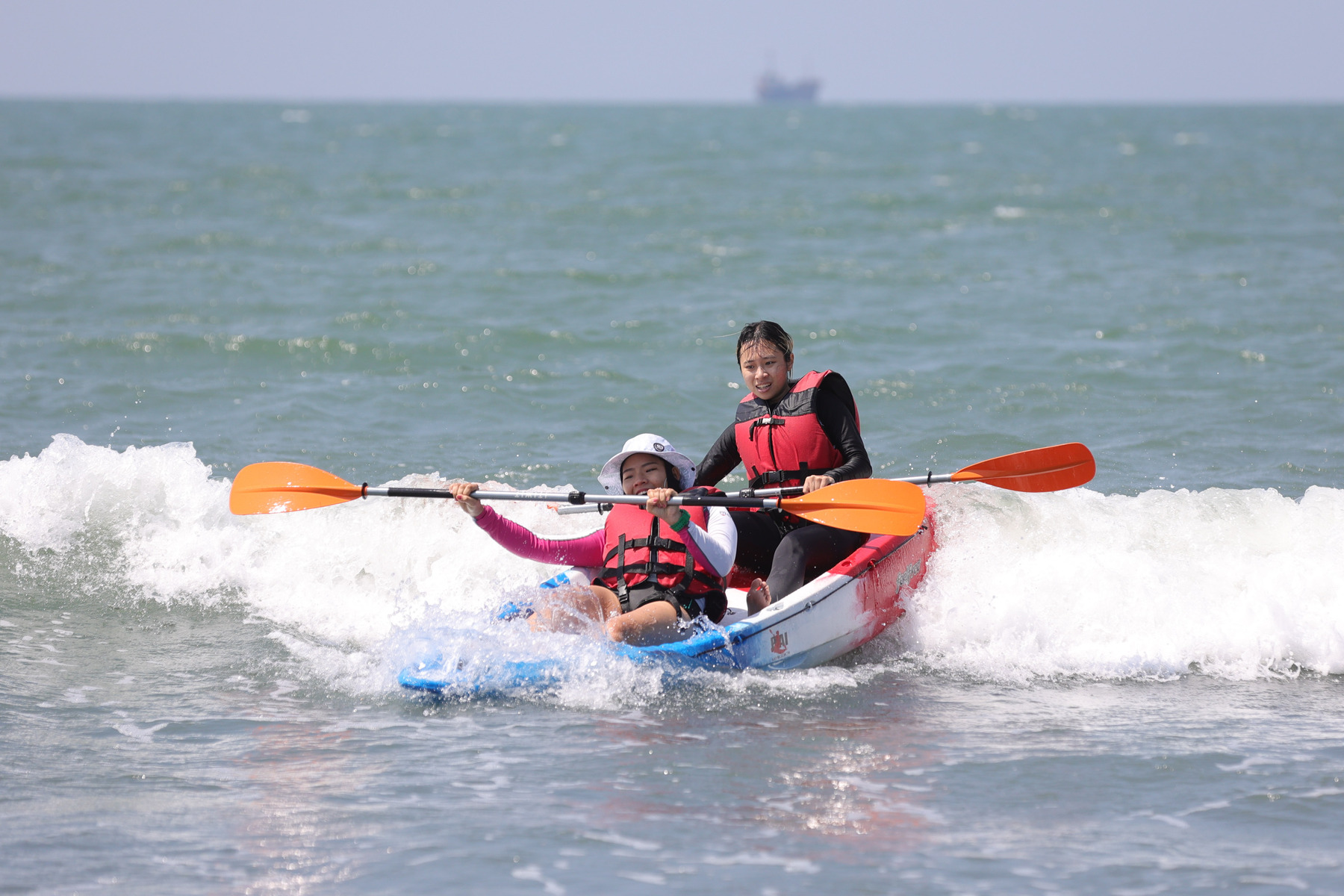 NSYSU Sports Day holds first canoe relay competition