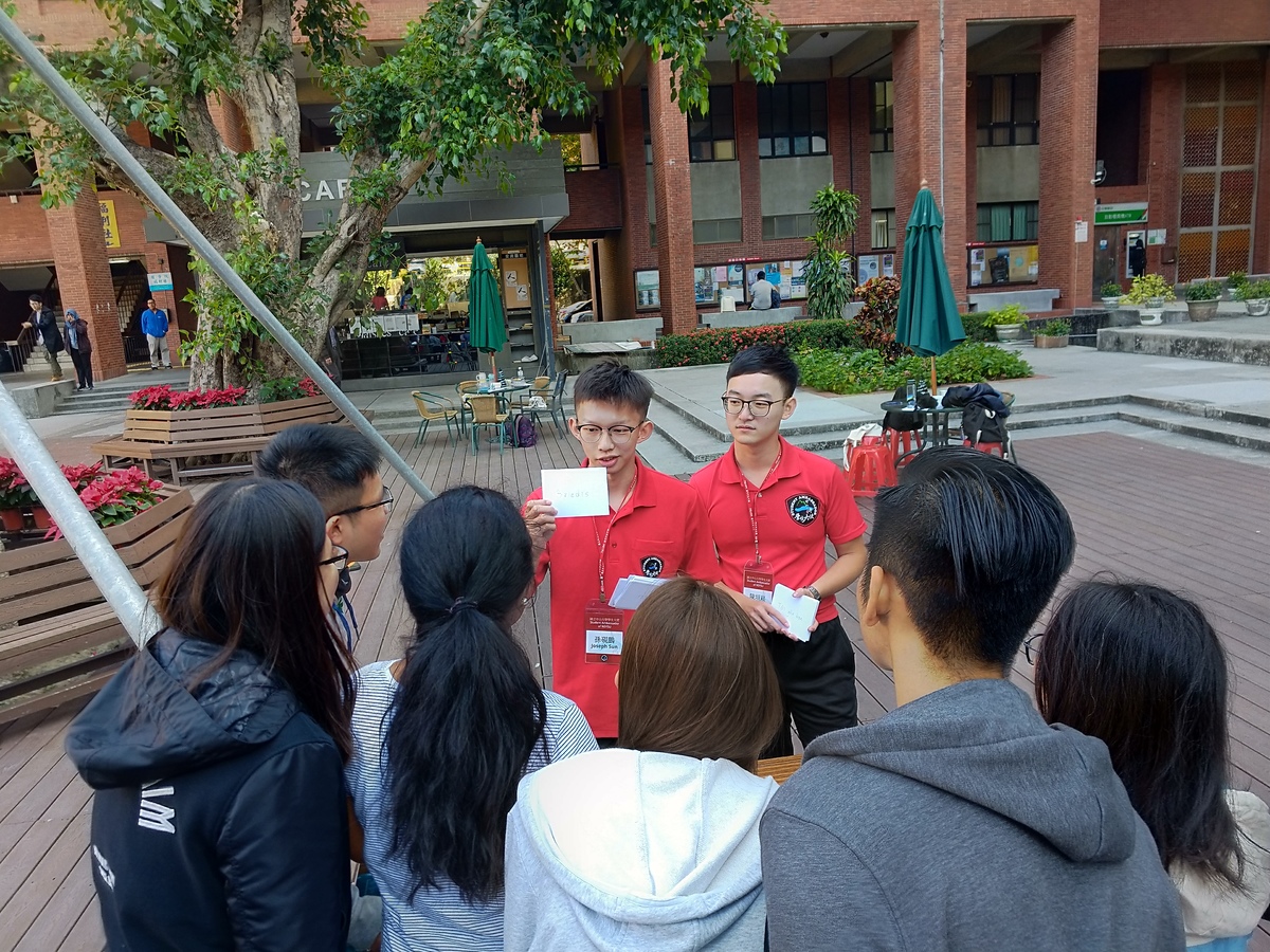 Students guess the language of the words shown by the Student Ambassadors.Image