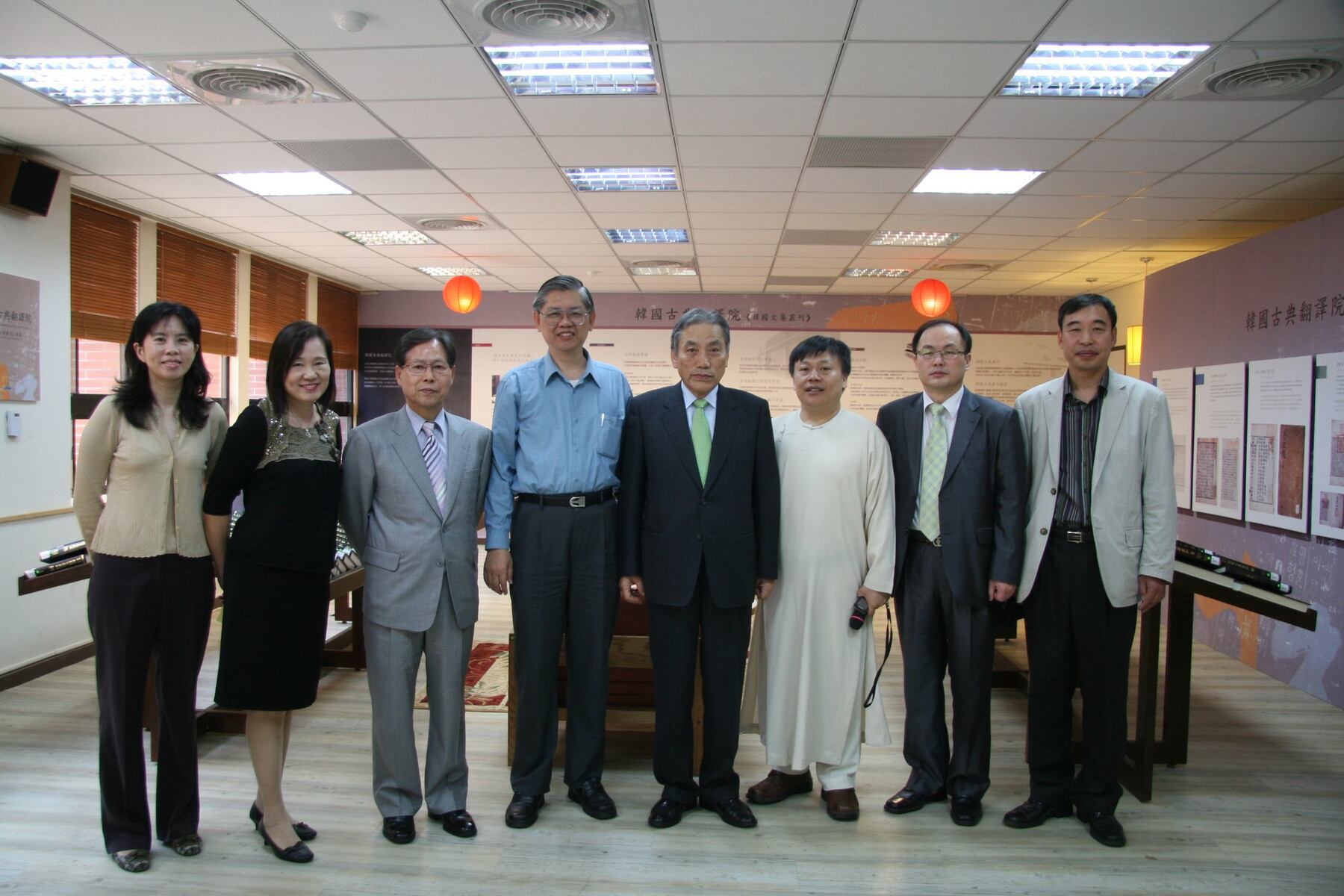 雙方代表合影，左四起為圖書與資訊處處長楊昌彪，韓國古典翻譯院院長朴錫武，中山中文系系主任簡錦松圖片