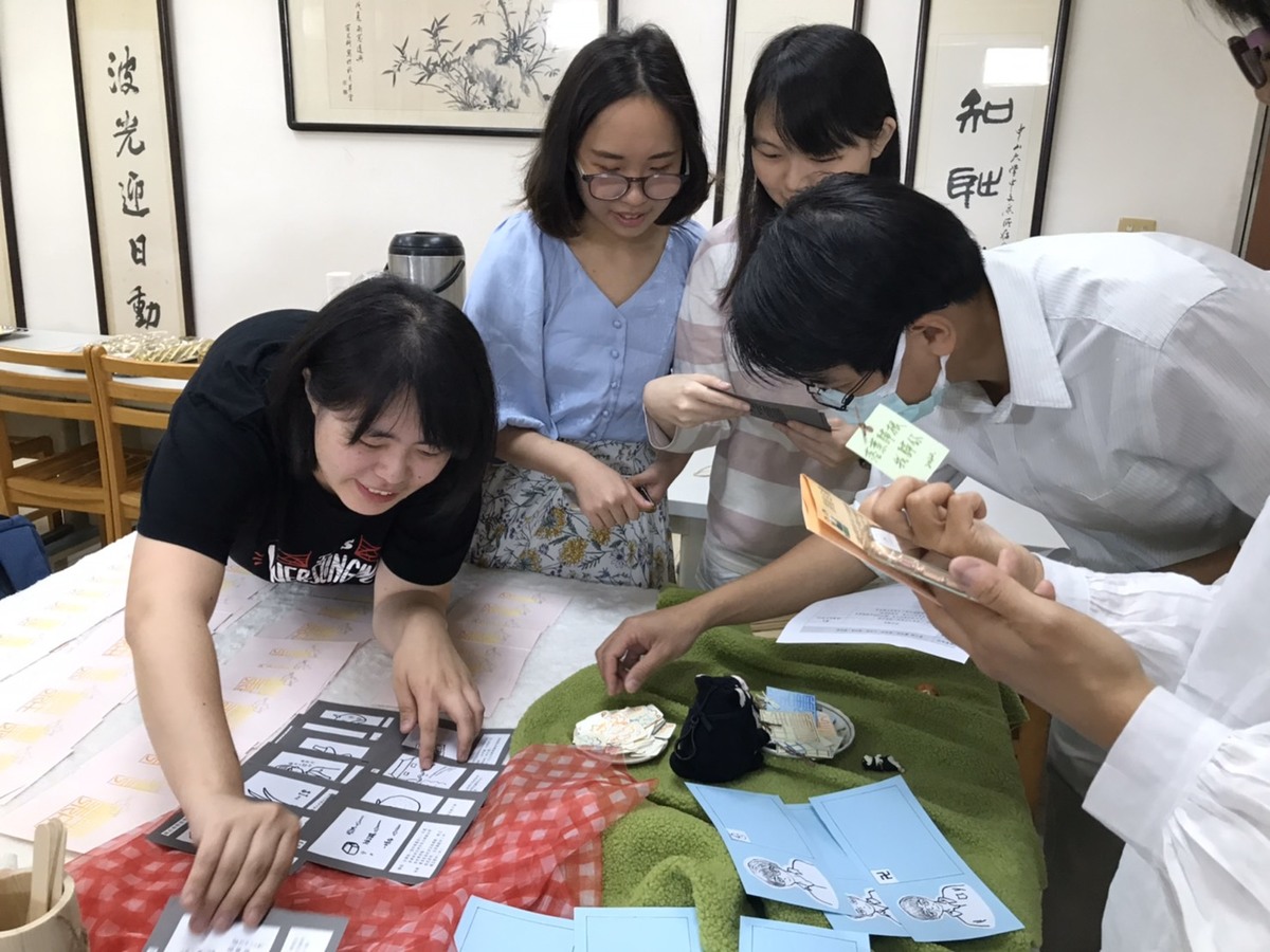 Students of Chinese Literature learn classical Chinese poetry with board games!