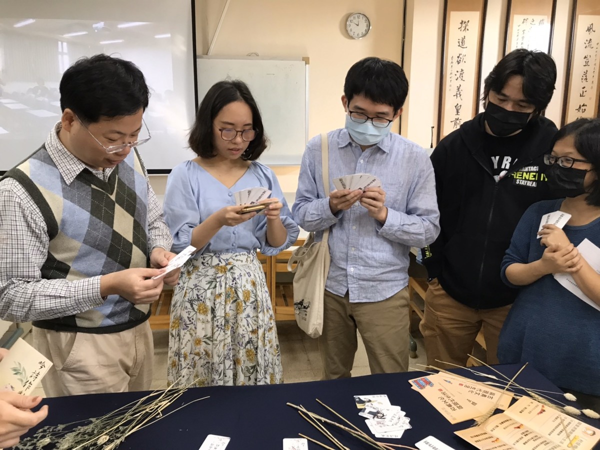 Students of Chinese Literature learn classical Chinese poetry with board games!