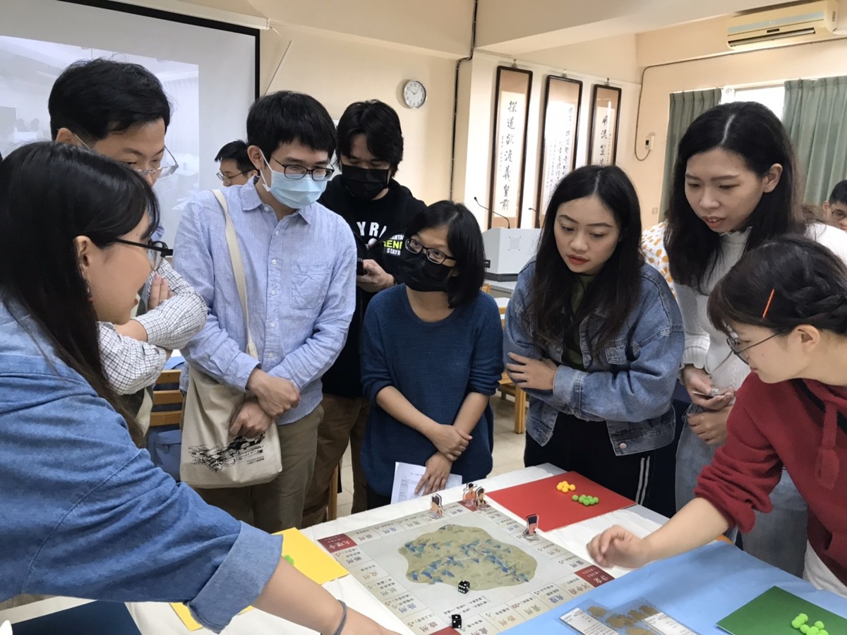 Students of Chinese Literature learn classical Chinese poetry with board games!