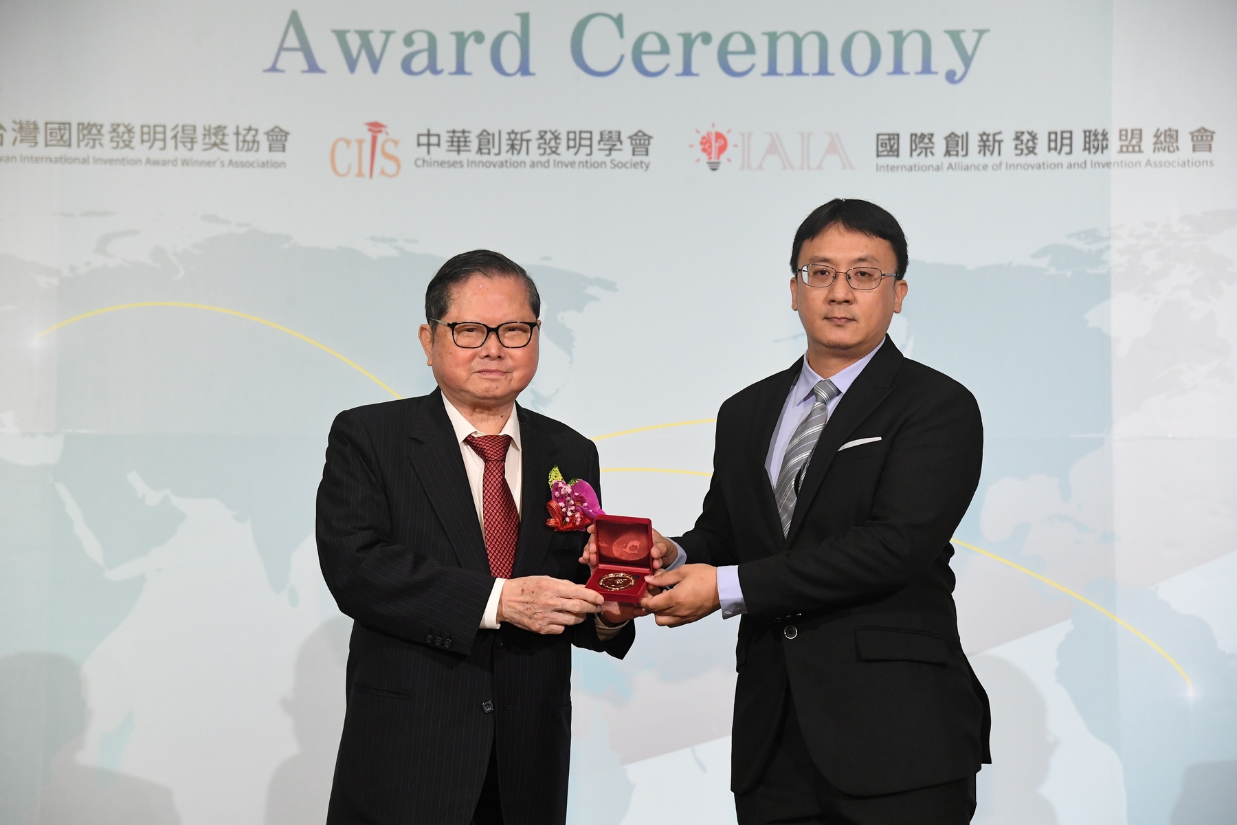 Professor Ken-Lin Chang (right) from the Institute of Environmental Engineering at National Sun Yat-sen University led his team in developing eco-friendly, carbon-reducing bioplastics using marine microalgae and agricultural waste. Their innovation won the Gold Medal at the 15th IIIC International Innovation and Invention Competition, with the award presented by Guo-Jun Wu (left), President of the Chinese Innovation and Invention Society. (Credit: Chinese Innovation and Invention Society)