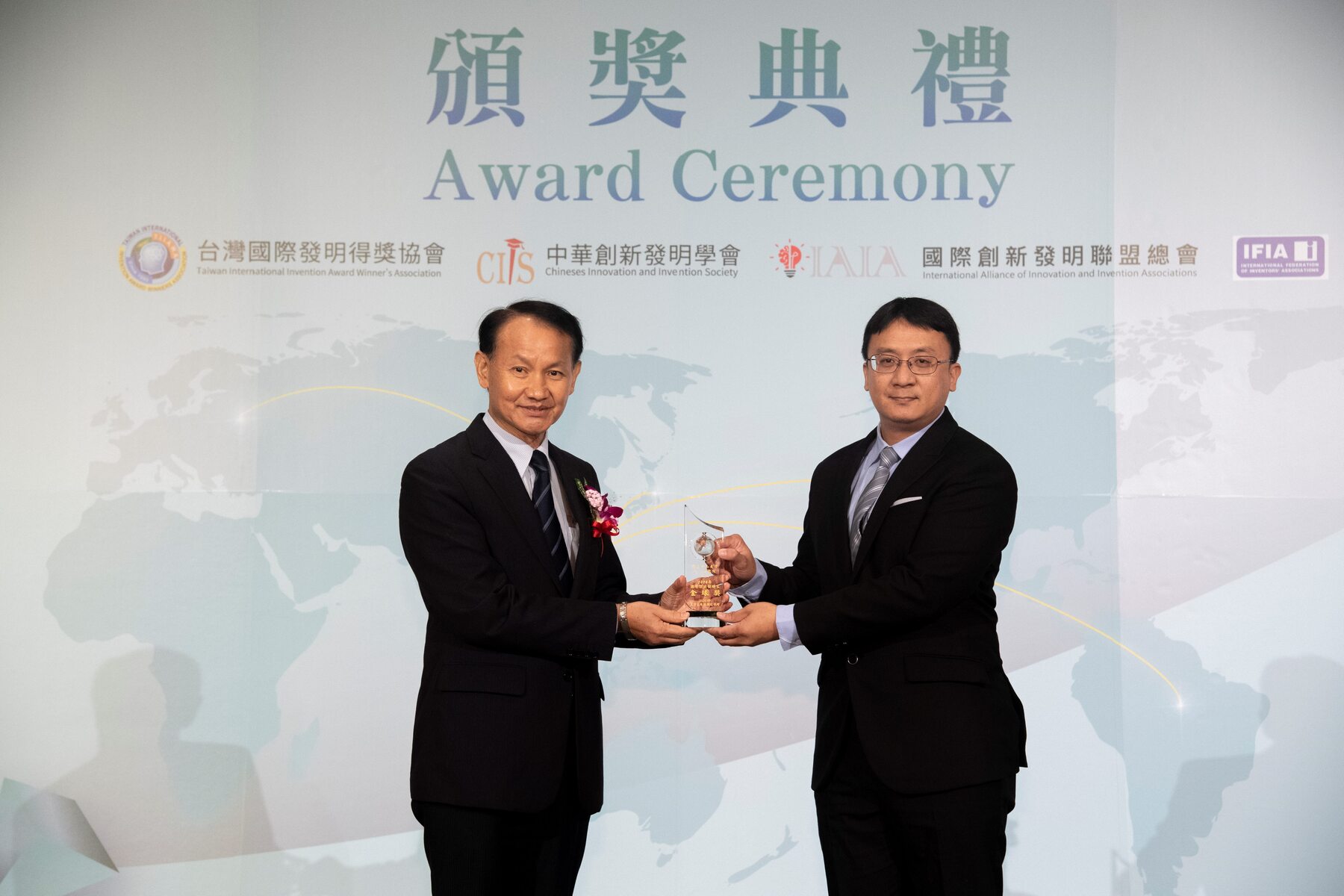 Professor Ken-Lin Chang (right) from the Institute of Environmental Engineering at National Sun Yat-sen University was honored with the 20th International Inventor Prize for his long-term dedication to developing eco-friendly plastics reduction, agricultural waste reutilization, and carbon dioxide conversion technologies. The award was presented by Mao-Chuan Huang (left), President of Asia Eastern University of Science and Technology. (Credit: Chinese Innovation and Invention Society)