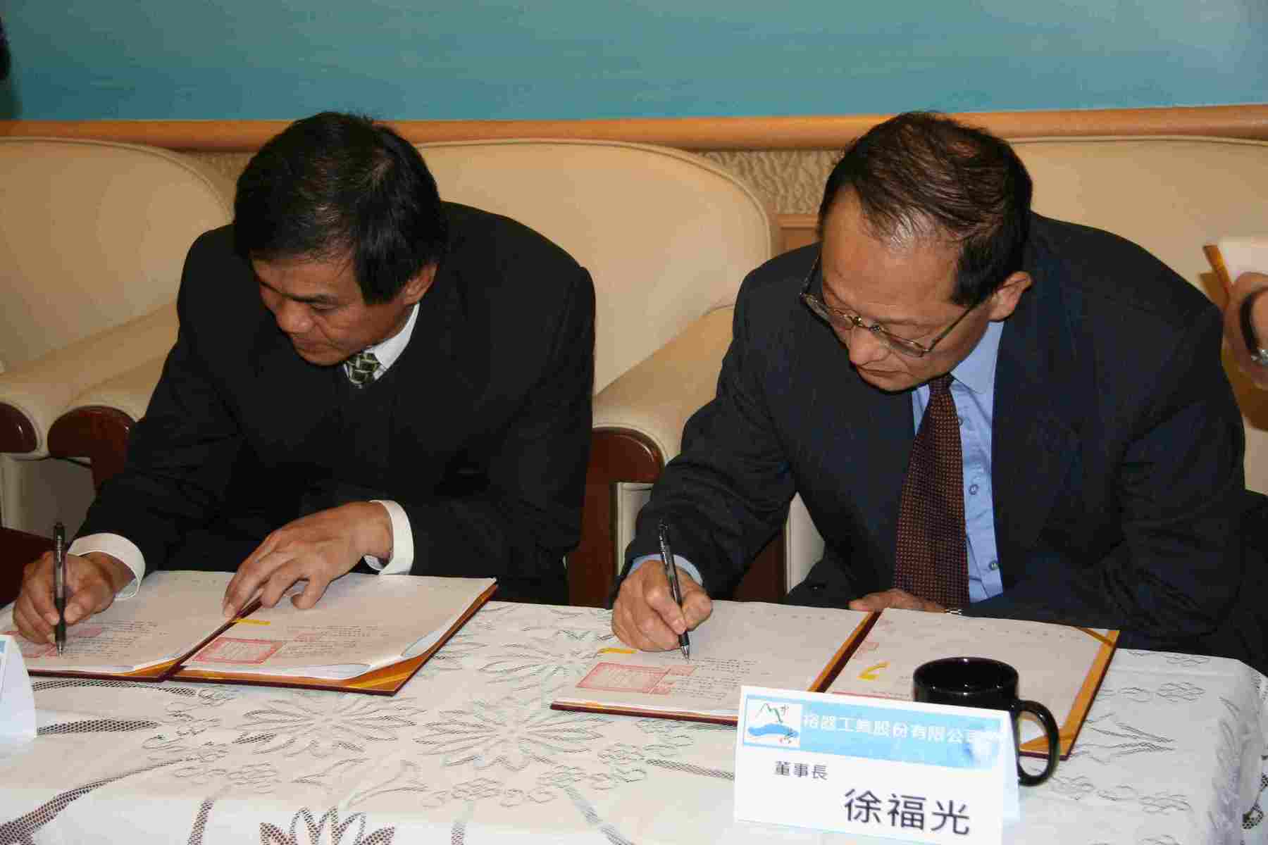 產學合作簽約，左為中山大學校長楊弘敦，右為裕器工業董事長徐福光圖片