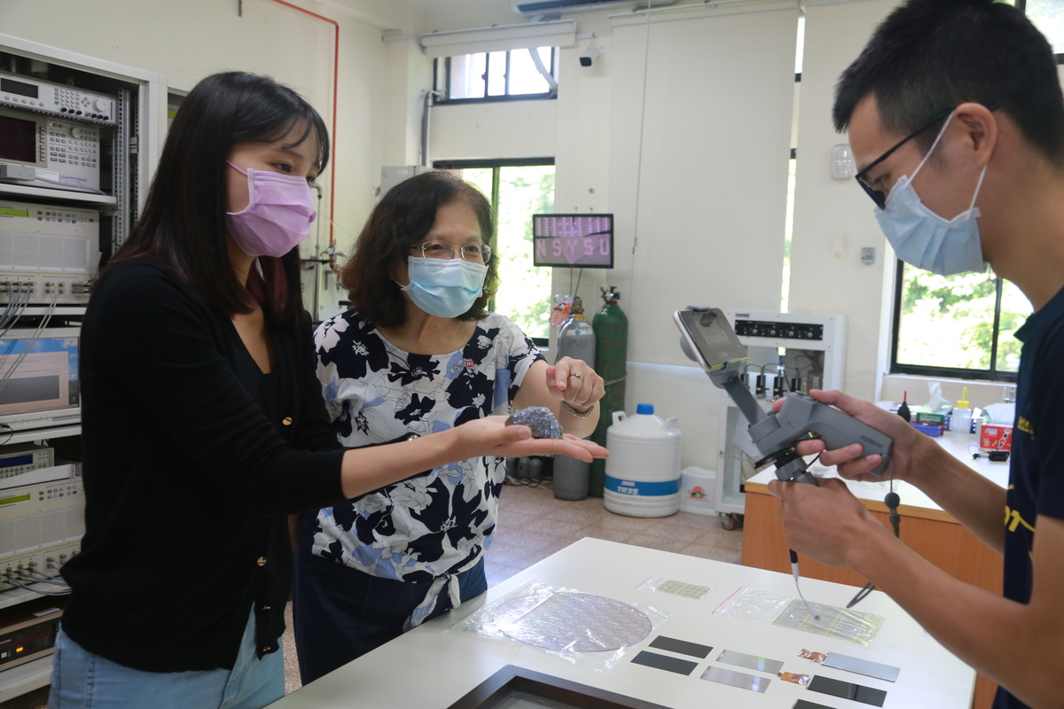 As education institutions of all levels in Taiwan stay closed due to the pandemic, NSYSU has organized the first online visit to female scientists’ laboratories on campus. Through an online video conference, NSYSU Senior Vice President Shiow-Fon Tsay explained scientific knowledge to the participants and encouraged them to step on the path of science and technology research.