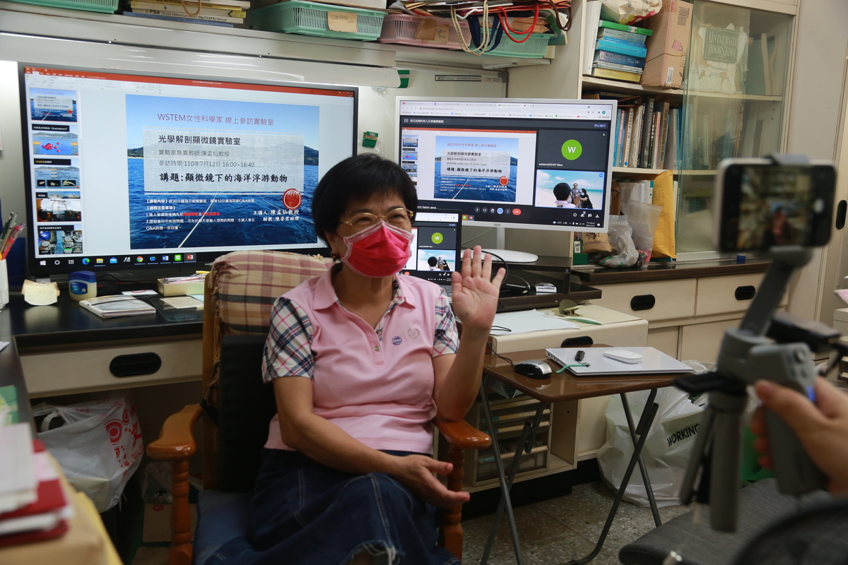 Professor Meng-Hsien Chen of the Department of Oceanography gave a speech on marine sciences to the participating female high school girls.