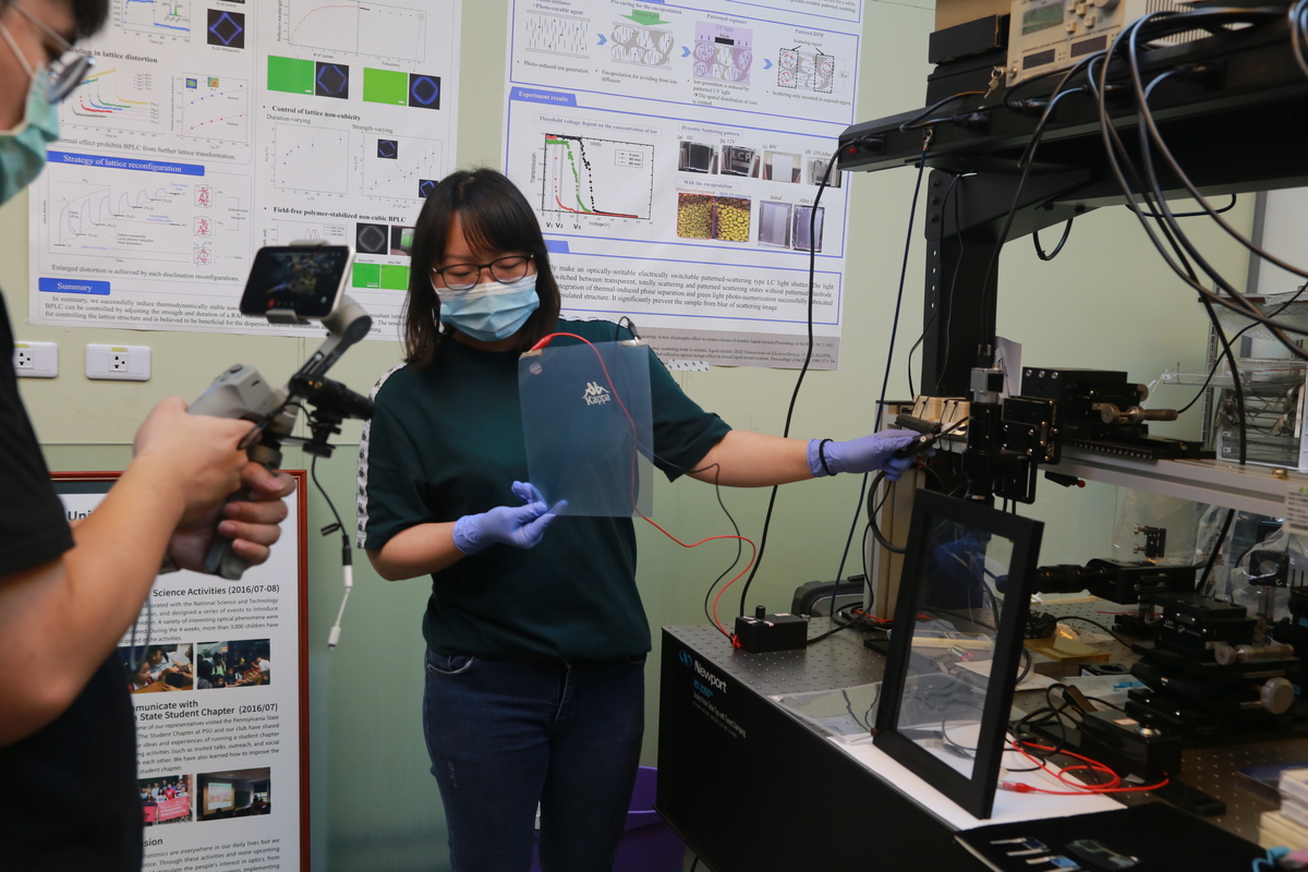 NSYSU organized the first online visit to female scientists’ laboratories on campus as an online video conference that included a visit to laboratories covering physics, chemistry, photonics engineering, and marine sciences.