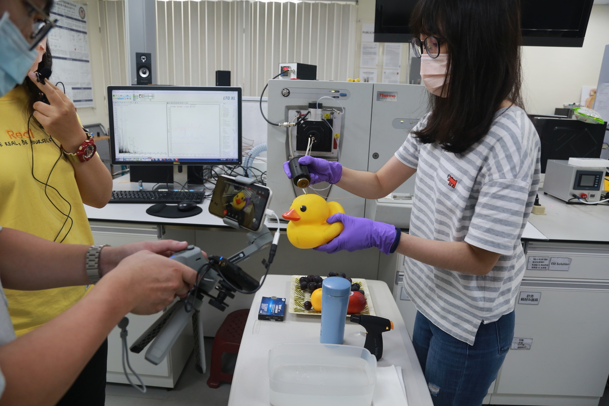 First online visit to female scientists’ laboratories at NSYSU　