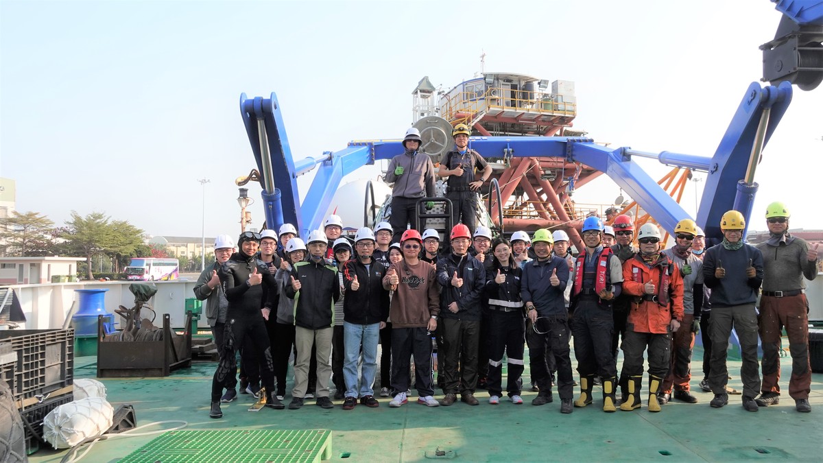 The Underwater Vehicle R&D Center at NSYSU successfully completed the test of first-generation two-pilot manned underwater vehicle (MUV) it developed in the open waters around the Anping Port in Tainan at the depth of 8 meters. First from the left in the first row is Research Assistant, Chun-Chieh Lo, third from the left is Associate Professor Yu-Cheng Chou of the Institute of Undersea Technology, fourth is Director of the NSYSU Underwater Vehicle R&D Center, Chua-Chin Wang, and fifth – Director of the Institute of Undersea Technology, Professor Hsin-Hung Chen.