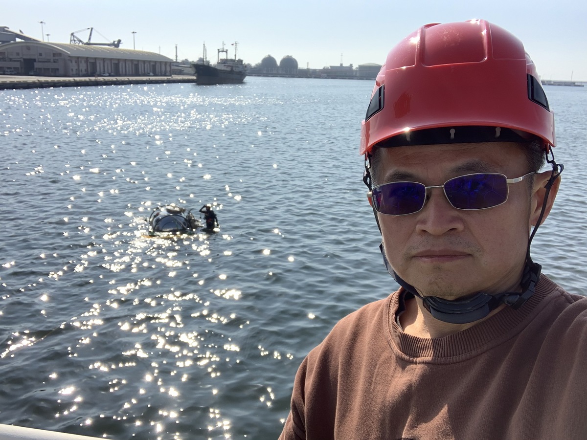 Director of the NSYSU Underwater Vehicle R&D Center Chua-Chin Wang led the R&D team to transport the small submarine to the Anping Port in Tainan for testing in open waters.