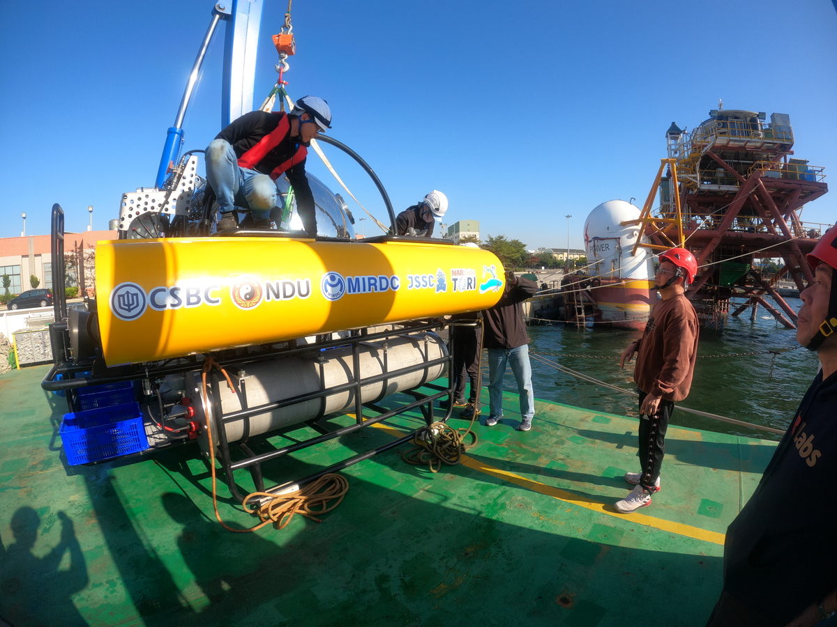 The small submarine developed by NSYSU team was transported to the Anping Port in Tainan for testing in open waters.