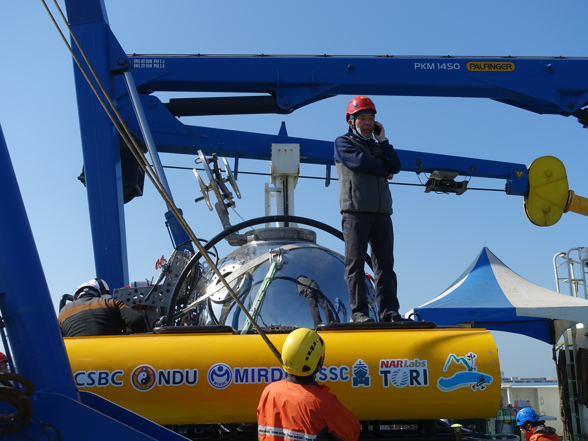 Director of the Taiwan Ocean Research Institute Chau-Chang Wang (first on the right) participated in the first underwater powered navigation test of the MUV made in Taiwan.