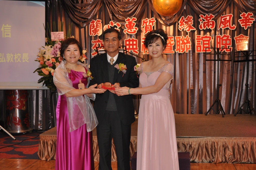 第三屆劉美蘭理事長(左)交棒給第四屆鄭美緣理事長(右)圖片