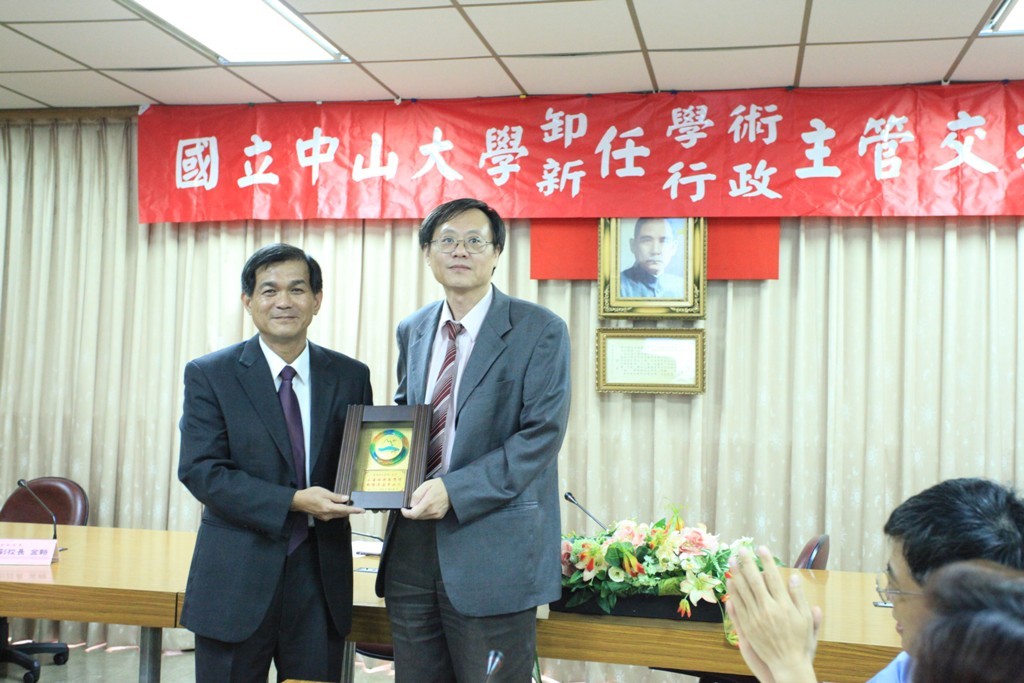 校長致贈卸任翁學術副校長感謝牌圖片